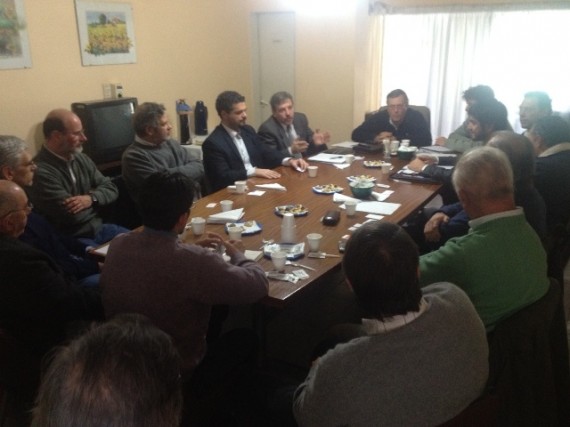 El ministro Padula y funcionarios de su cartera, reunidos con miembros de la Cámara de la Industria de Villa Mercedes.