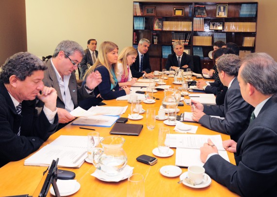 El Gobernador encabeza la reunión de gabinete.