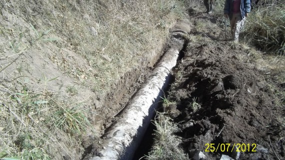 Tareas de revestimiento del canal proveniente del dique actualmente en construcción en la localidad de El Volcán.