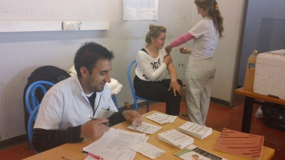 La gente responde a la iniciativa de salud y se vacuna contra la hepatitis.