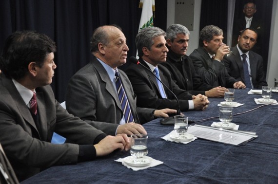 El gobernador Claudio Poggi junto con el intendente Mario Raúl Merlo y funcionarios de Gobierno.
