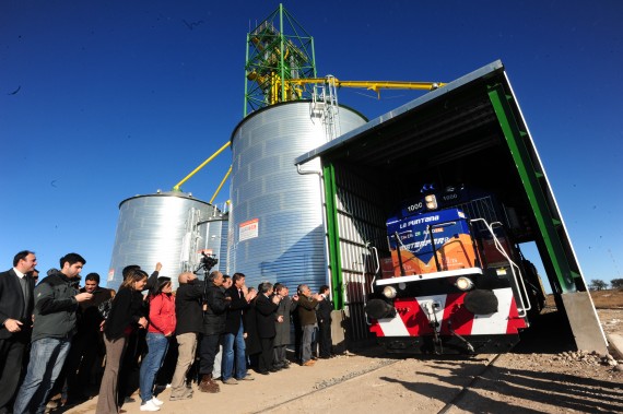 La carga del cereal desde los silos de la AgroZal a un vagón cerealero se realizó enganchado a La Puntana. 
