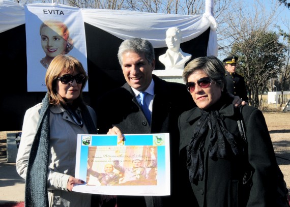 El Gobernador junto a militantes Peronistas en el acto recordatorio de Eva Perón