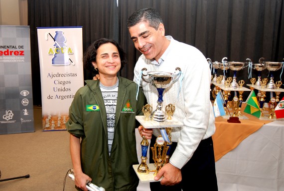La ajedrecista de Brasil recibe el trofeo de manos de Alejandro Munizaga.