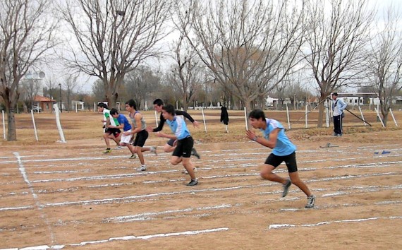Cientos de alumnos de nivel secundario, competirán este viernes en la Pista de Atletismo ‘Estadio Ejército Argentino’.