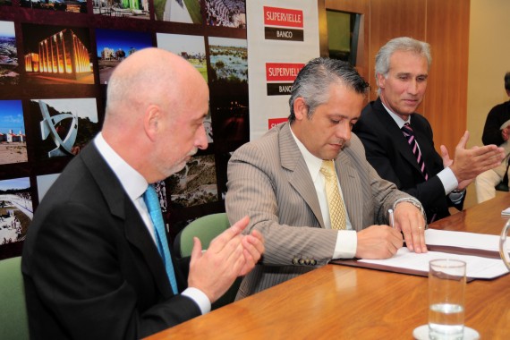 El ministro de Hacienda y Obras Públicas, José María Emer, al momento de la firma del acuerdo.