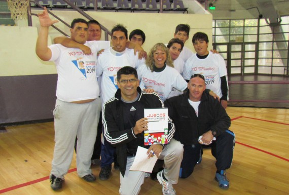 La ministra de Deportes, María Celia Sánchez, Omar Burnet y  Silvio Leyría junto a alumnos de escuelas espaciales.