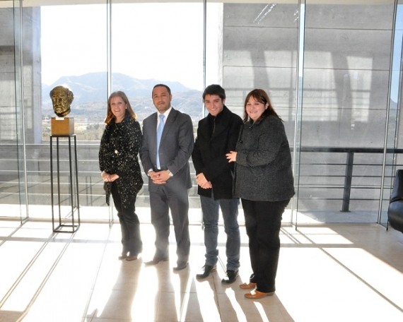 El ministro de Educación Marcelo Sosa, junto a Sandra Solivellas, Maximiliano Chirino y su madre.  