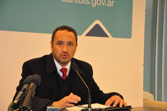 El Ministro de Educación, Marcelo Sosa, en conferencia de prensa.