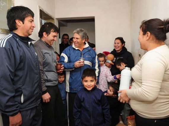 Las familias Sosa y Agüero reunidas con el Gobernador, durante la visita a las obras.
