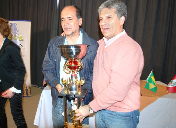 El ajedrecista Colombiano recibe el premio.