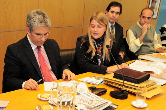 El Gobernador junto a la ministra Luberriaga interiorizándose sobre las acciones del Ministerio.