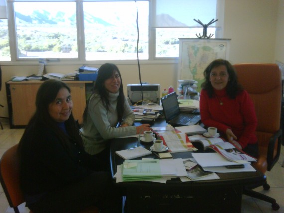 La Secretaria Académica, Celia Odicino, junto a Silvia Miranda y Marcela Becerra.