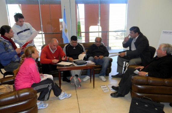 Funcionarios del Ministerio de Deportes, coordinadores regionales y funcionarios del Ministerio de Educación, durante el encuentro.