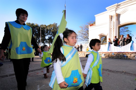 En la plazoleta 9 de Julio cientos de chicos de jardines de infantes conmemoraron el Día de la Independencia.