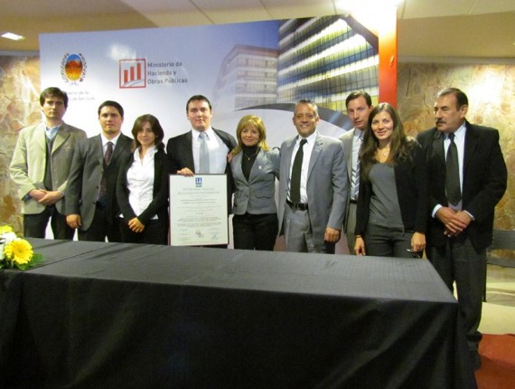 Ministro José Emer y el representante de la dirección del sistema de calidad, Walter lucero y su equipo.