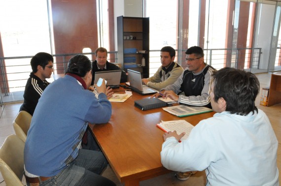 El jefe de Subprograma Deporte Escolar, Lucas Godoy, y el jefe de Programa Deporte Estudiantil, Silvio Leyría, durante su encuentro con sus respectivos equipos.