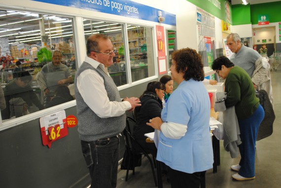 La campaña de vacunación se realizó en dos de los supermercados mas importantes de Villa Mercedes.