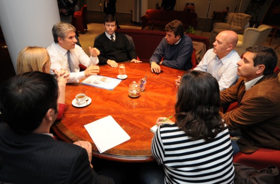 El gobernador de la Provincia, CPN. Claudio Poggi, junto a funcionarios de su gabinete e intendentes de los tres municipios.