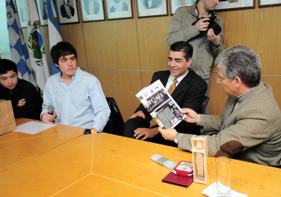 Los chicos de robótica le obsequiaron un revista especializada donde figura una nota con la participación de San Luis