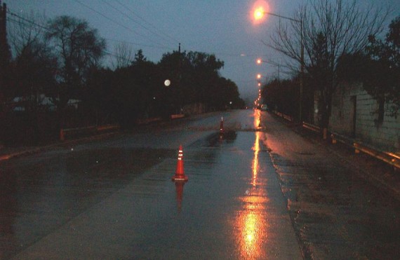 Imagen del lugar donde se ubica el bache. Los conos fueron horas despues