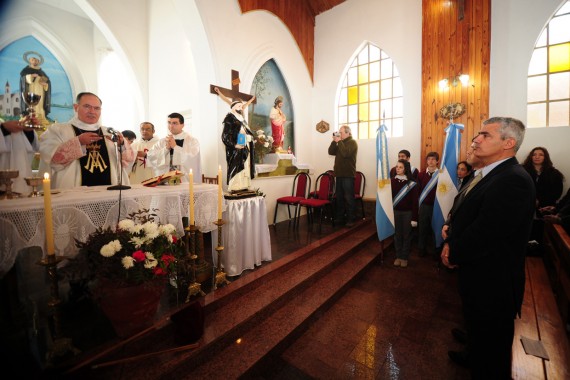 Jorge Diaz, junto al ministro de Seguridad y Relaciones Institucionales, Eduardo Mones Ruiz, durante la misa conmemorativa.