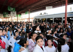 Jóvenes y adultos compartieron la alegría de ver la llegada del tren