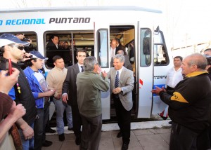 El gobernador Claudio Poggi fue recibido por los vecinos con gran entusiasmo en la Estación Ferroviaria