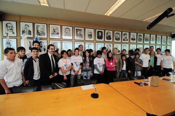 El Gobernador junto a los deportistas posan para la foto en Sala de Situación.