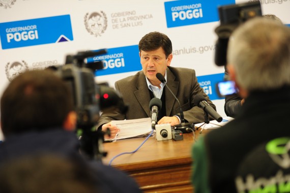 El ministro de Relaciones Institucionales y Seguridad, Eduardo Mones Ruiz, durante la conferencia de prensa de esta tarde.