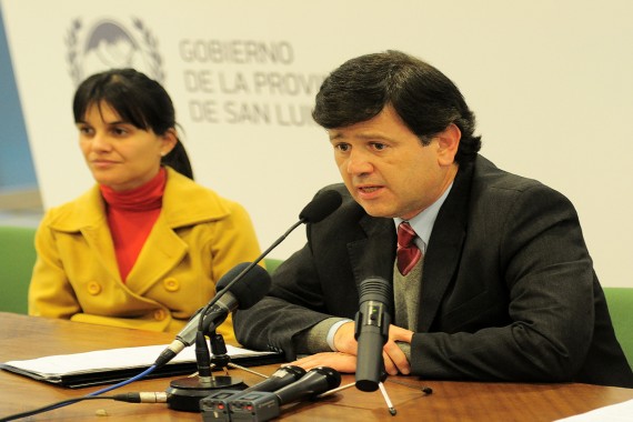 Durante la conferencia de prensa, el ministro Relaciones Institucionales y Seguridad, Eduardo Mones Ruiz.