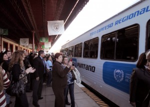 El Tren Expreso Regional Puntano arribó al anden de la Estación de Justo Daract, en medio de la algarabía y la emoción de cientos de personas que no ocultaron sus lágrimas.