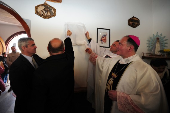 Al finalizar la misa, el vive gobernador junto al intendente local, Francisco Cornejo y el Obispo Martínez descubrieron una placa conmemorativa. 