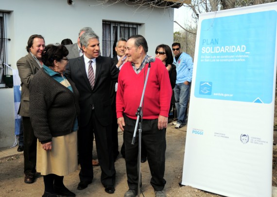 Poggi junto a los beneficiarios de Inclusión Social que recibieron su vivienda