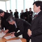 El intendente de Villa Larca, Arnaldo Lastra, junto a Emer y Mones Ruiz en el momento de la firma.