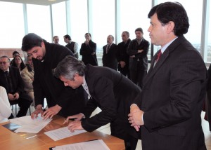 El intendente de Villa Larca, Arnaldo Lastra, junto a Emer y Mones Ruiz en el momento de la firma.