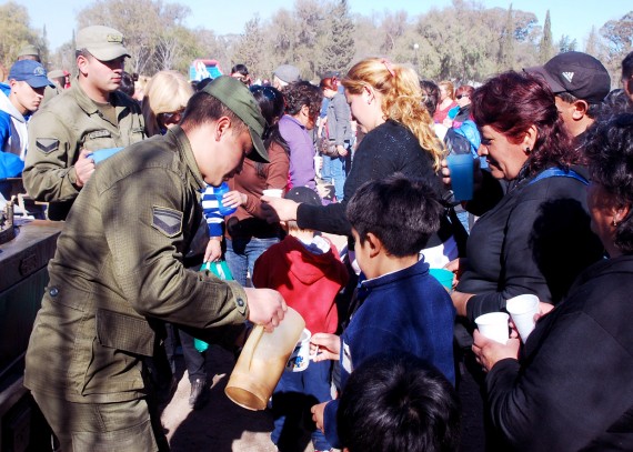 El ejército se encargó de repartir chocolate caliente a los chicos. El ejército se encargó de repartir chocolate caliente a los chicos.