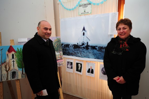 Virginia Ali, nieta del primer intendente de la ciudad, Ramón Ali, junto a la foto de su abuelo, acompañada por  el intendente de La Toma, Francisco Cornejo.