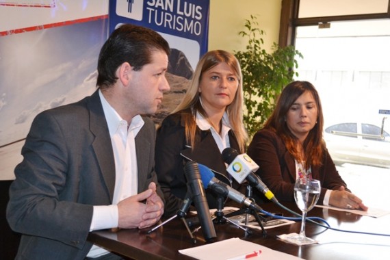 La ministra Cecilia Luberriaga, junto a los funcionarios de Turismo y las Culturas durante la conferencia.