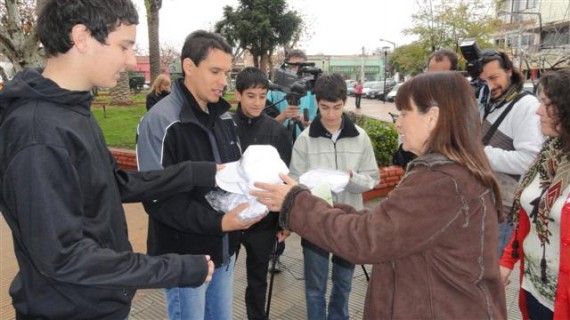 La intendenta Gloria Petrino entregó remeras a los chicos.