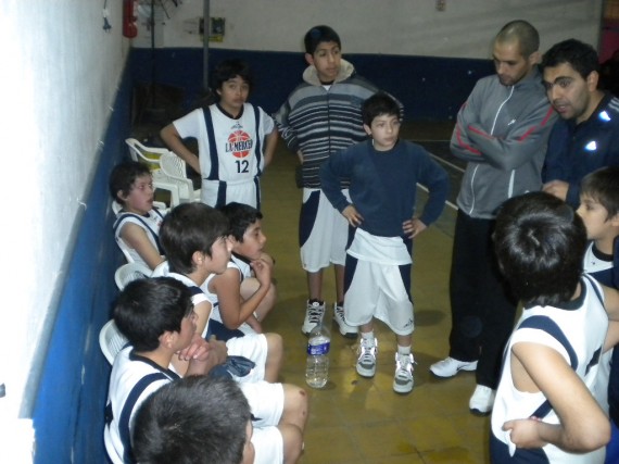 Los chicos de Vecinal La Merced durante la charla técnica.