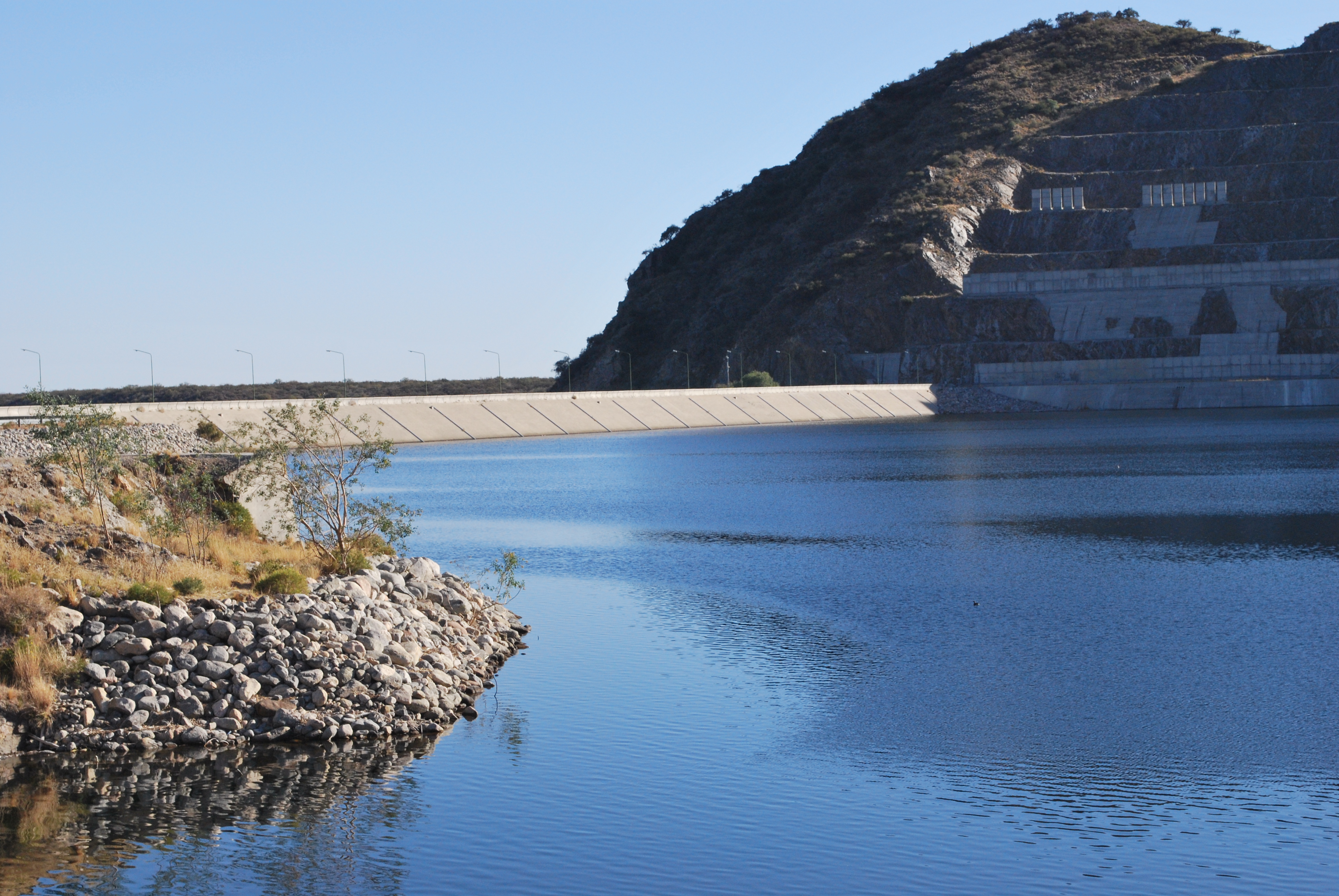 San Luis Agua realiza trabajos de inspección en el dique Nogolí