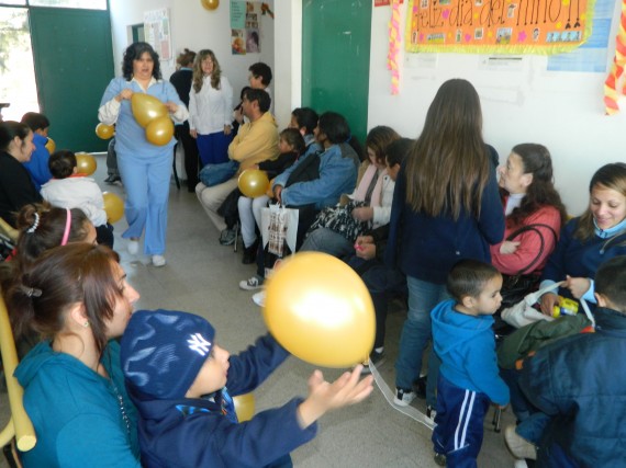 Entrega de golosinas y obsequios para los niños que concurren a las consultas.