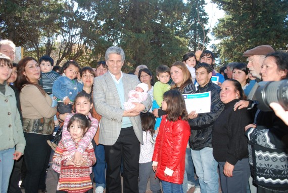 El Gobernador junto a los beneficiarios de las futuras viviendas 