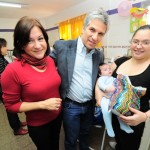 El gobernador de San Luis, CPN. Claudio Poggi, junto a su esposa, Sandra Correa, una mamá y su pequeño.
