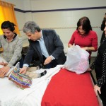 El primer mandatario entregando un regalo, junto a su esposa Sandra Correa, y la ministra de Salud, Teresa Nigra.