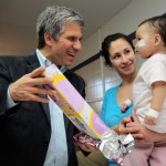 El gobernador de San Luis, CPN. Claudio Poggi entregando un regalo a una pequeña paciente.