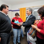 Poggi junto a su esposa Sandra Correa, el concejal Alejandro Quiroga, y una madre con su bebé.