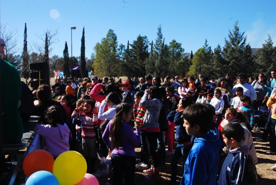 Los escenarios del Parque colmado de niños y mayores que los acompañan.