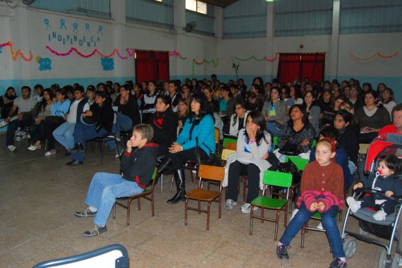 La capacitación se realizó en el SUM de la escuela República de Chile.